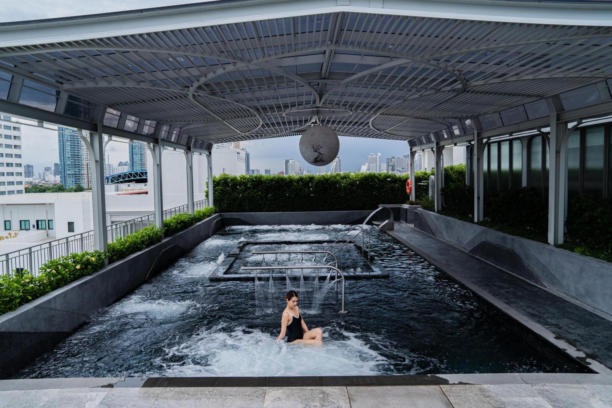 The Salil Hotel Riverside Bangkok Eksteriør bilde The rooftop pool at The Standard, Bangkok Sukhumvit