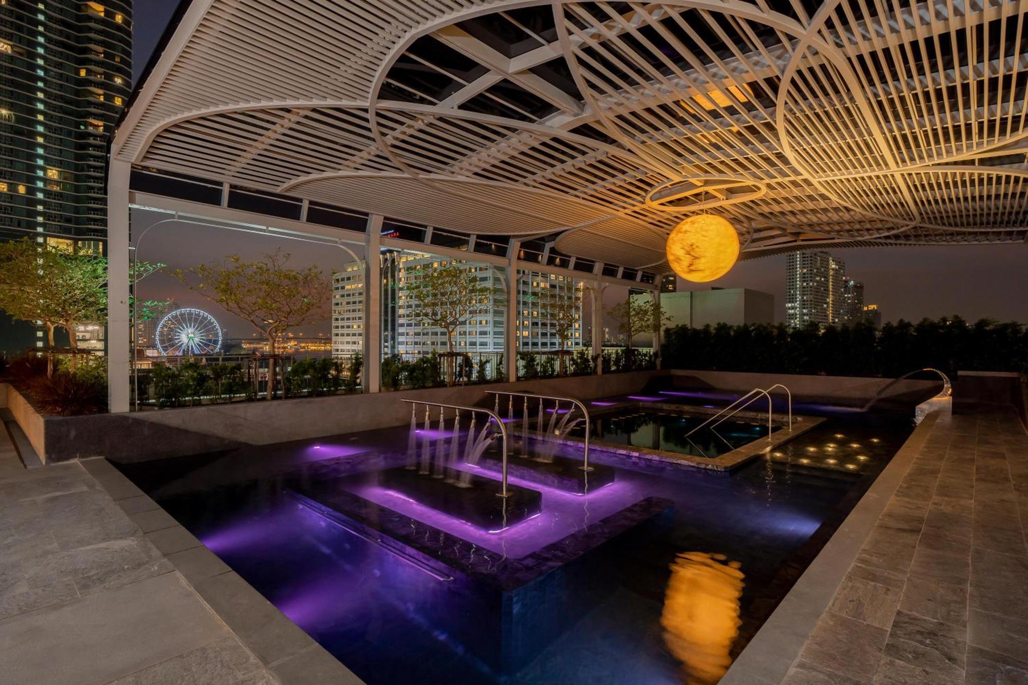 The Salil Hotel Riverside Bangkok Eksteriør bilde The rooftop pool at the hotel
