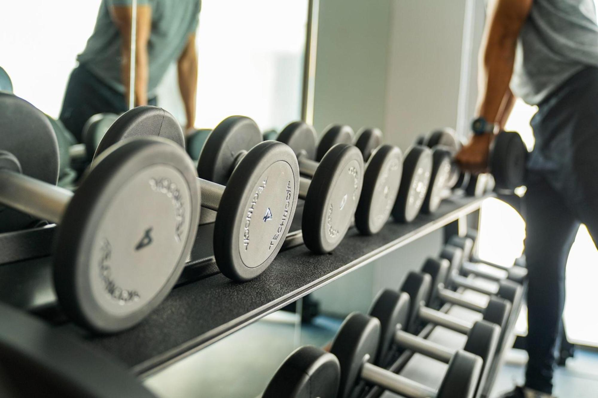 The Salil Hotel Riverside Bangkok Eksteriør bilde Dumbbells on a rack