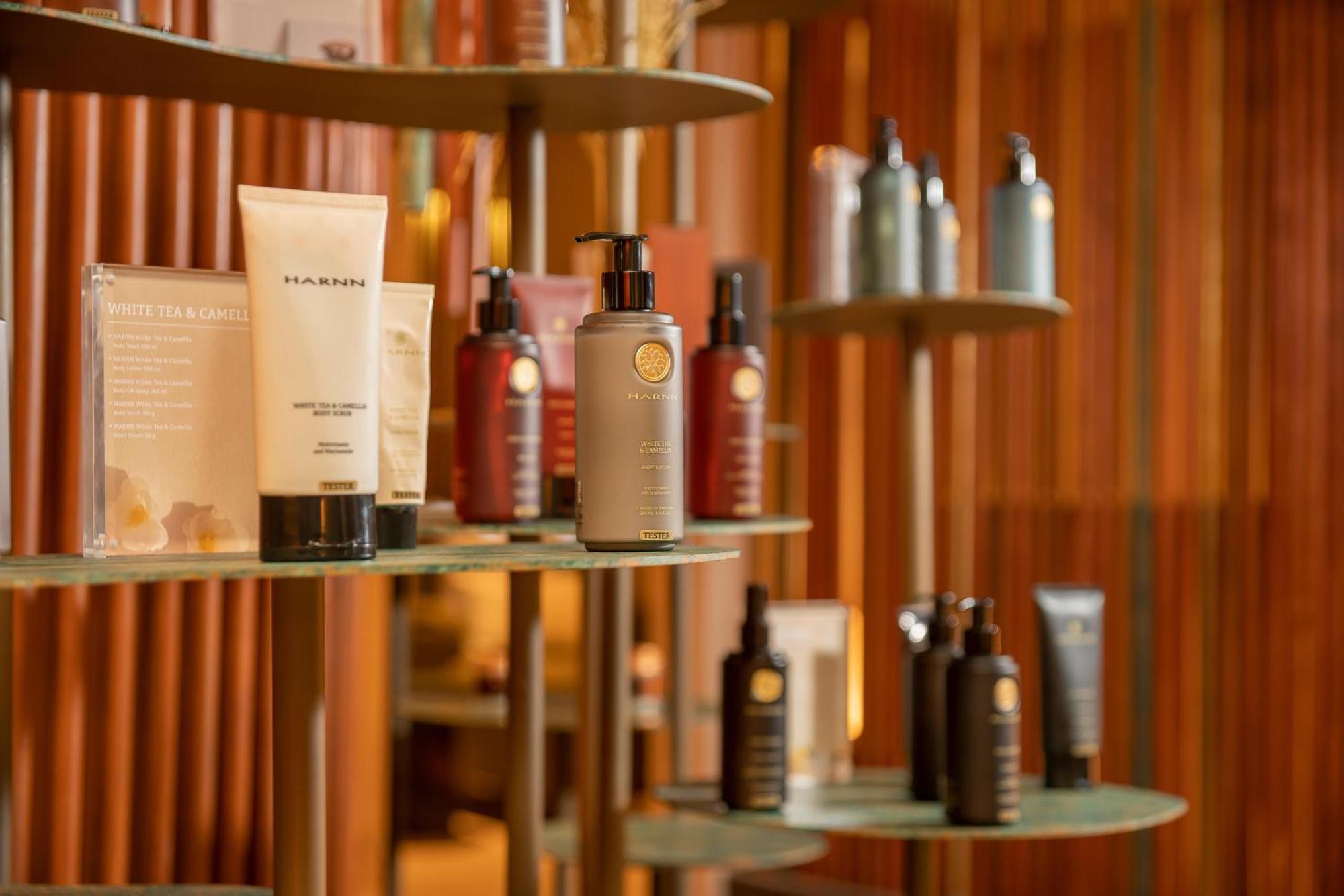 The Salil Hotel Riverside Bangkok Eksteriør bilde Products at the spa