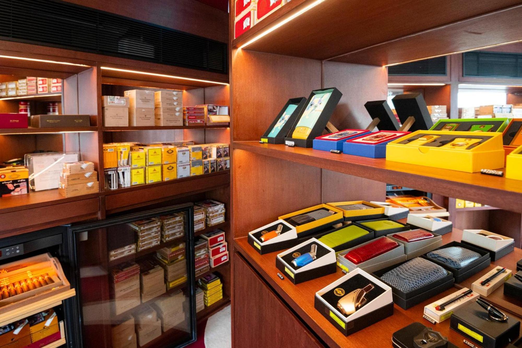 The Salil Hotel Riverside Bangkok Eksteriør bilde Mobile phones on display in a shop