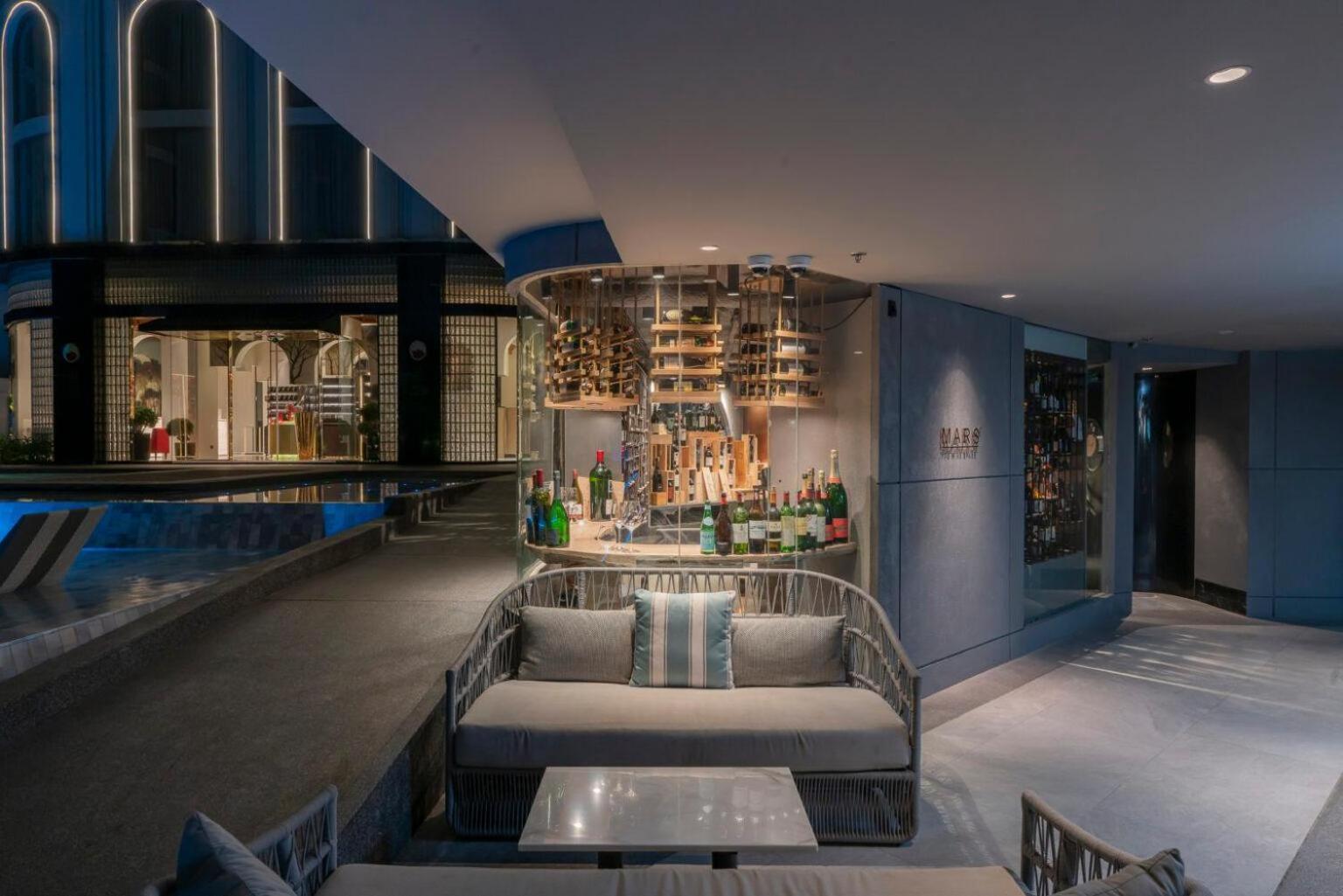 The Salil Hotel Riverside Bangkok Eksteriør bilde The bar at the 101 bar