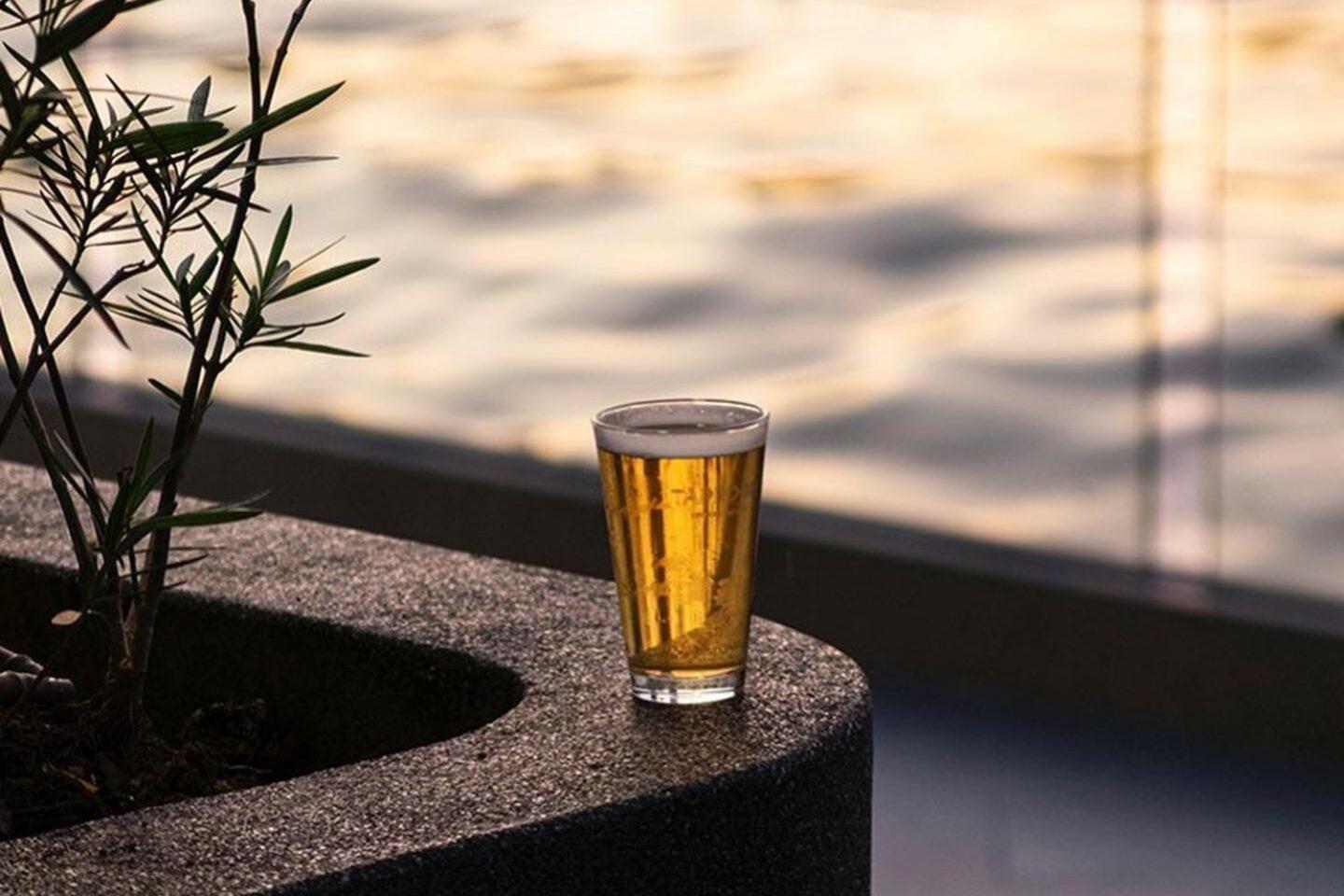 The Salil Hotel Riverside Bangkok Eksteriør bilde A glass of beer