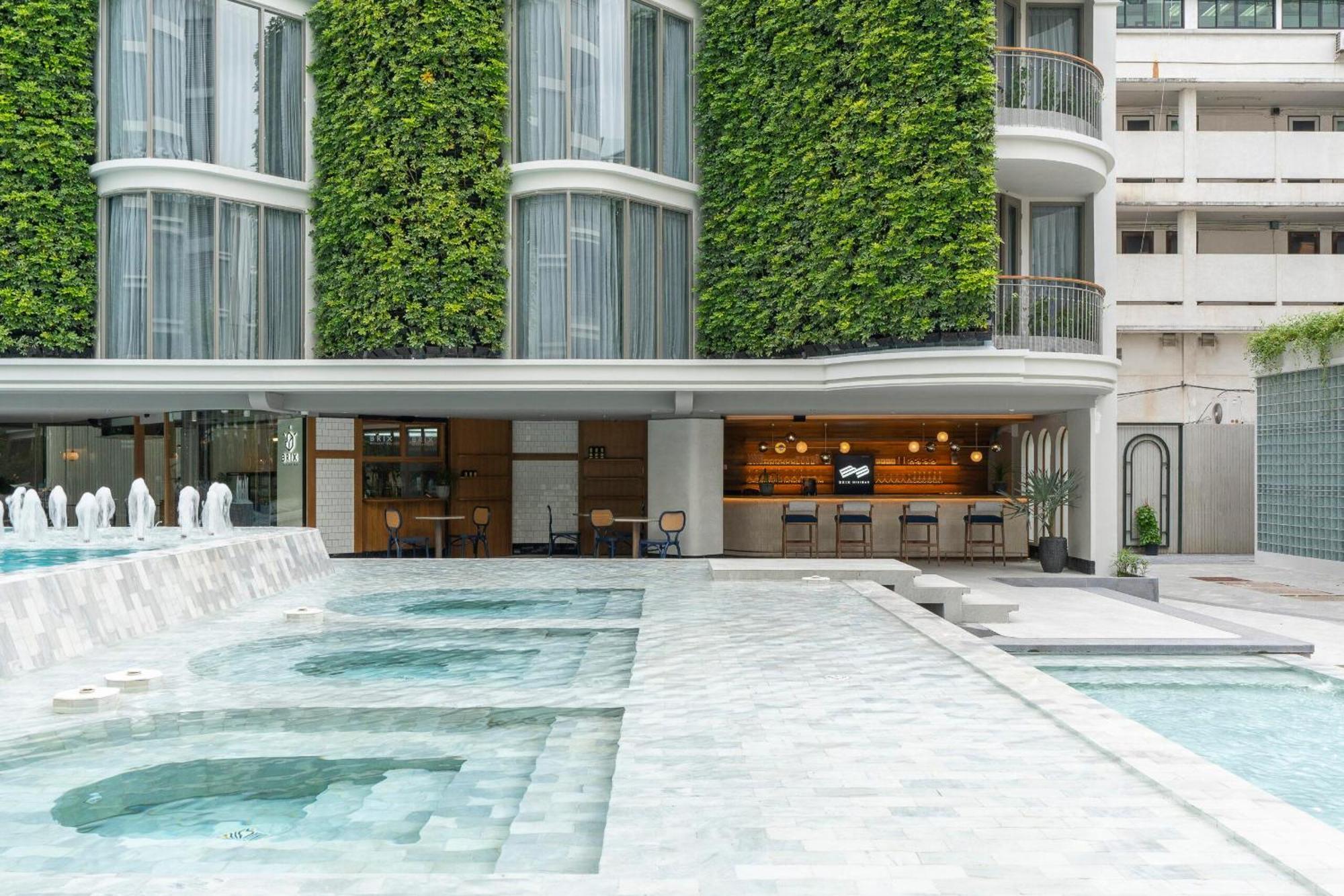 The Salil Hotel Riverside Bangkok Eksteriør bilde The hotel's pool