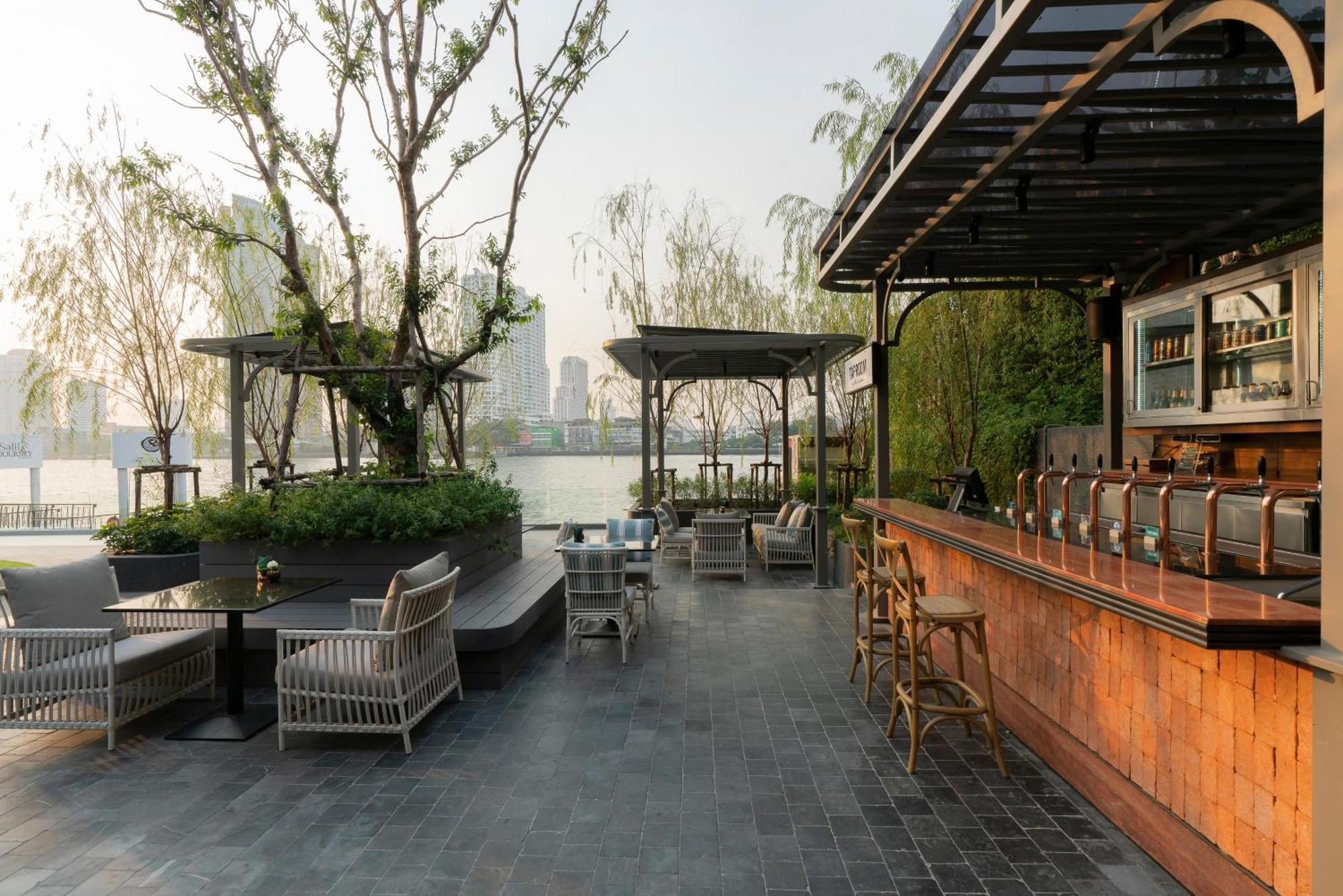 The Salil Hotel Riverside Bangkok Eksteriør bilde The bar at the rooftop of the hotel