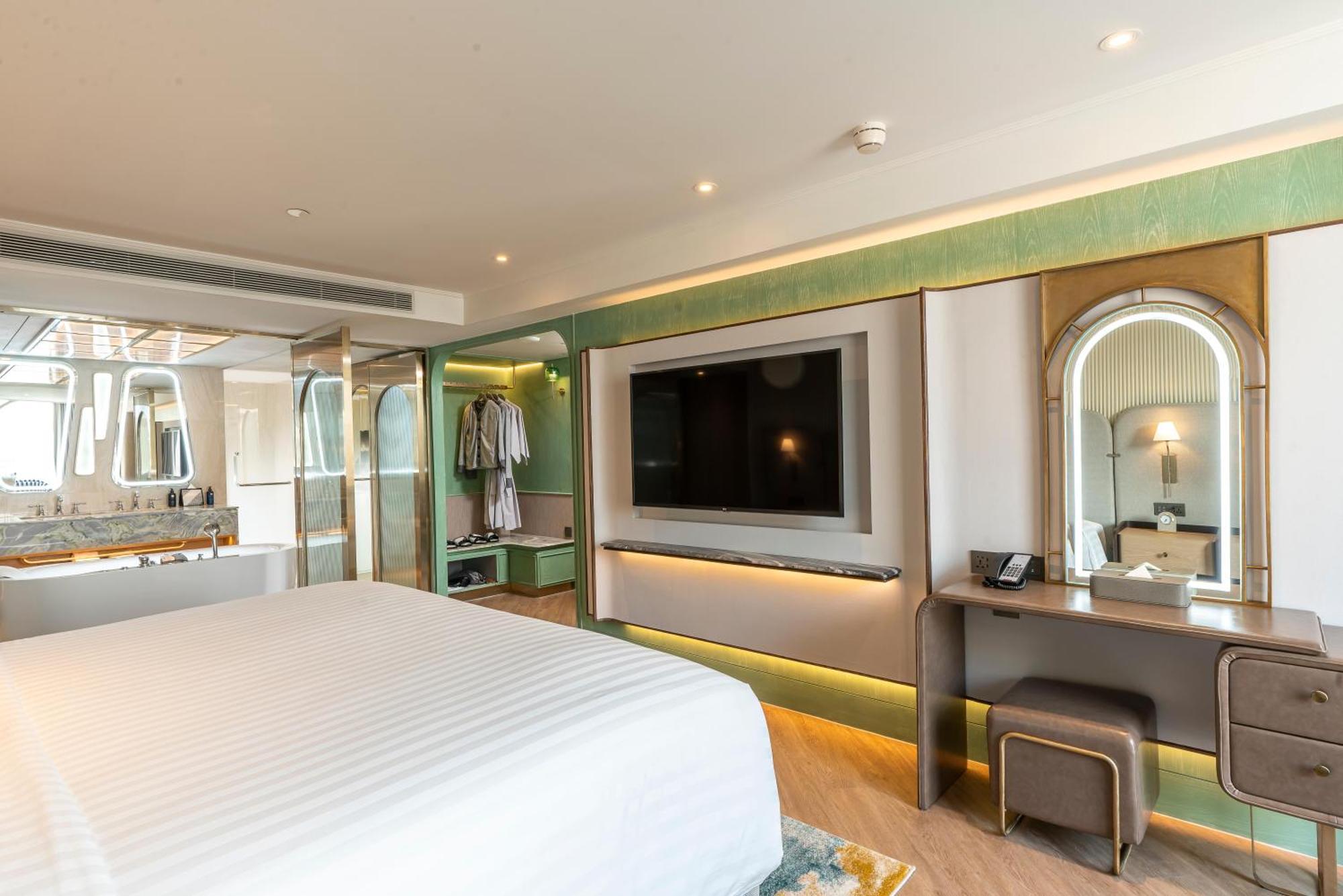 The Salil Hotel Riverside Bangkok Eksteriør bilde Deluxe Suite
